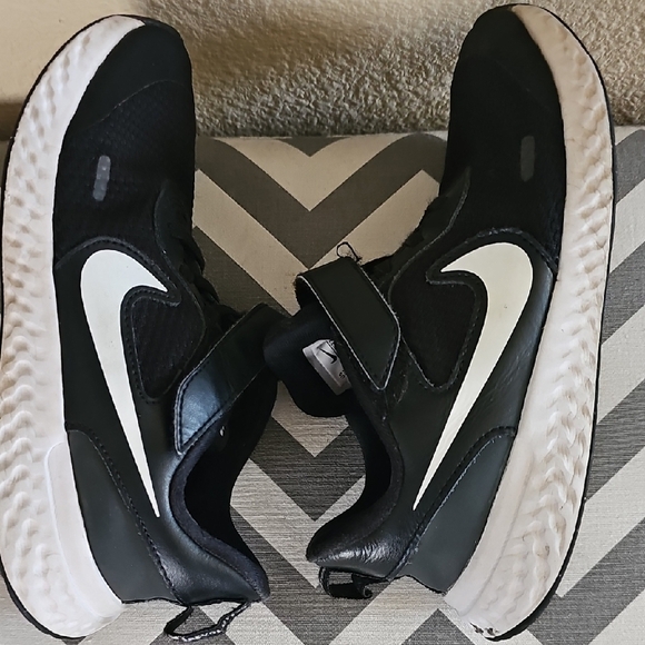 Nike Revolution Boy's Size 2Y Black and White Athletic Shoes BQ5672-003 - Picture 8 of 9